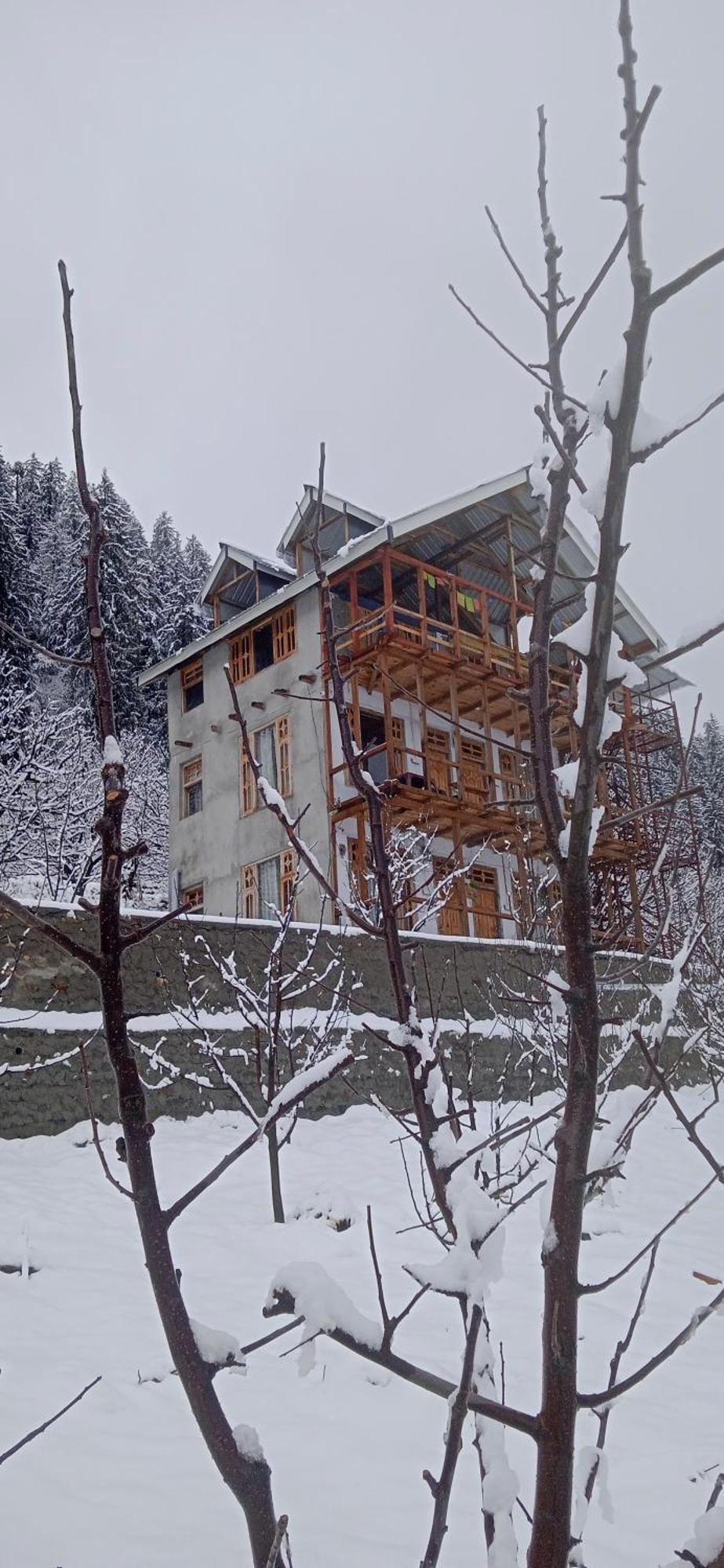 Sukun Hostel Sainj Exterior photo